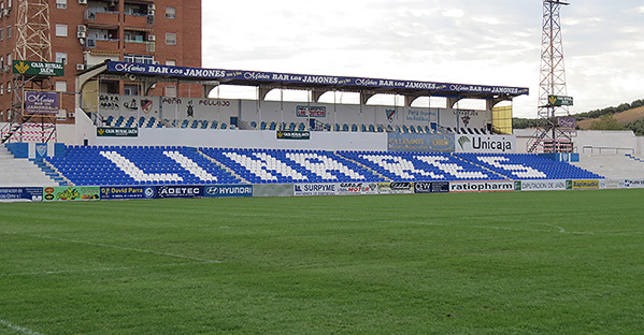 Estadio municipal de Linarejos